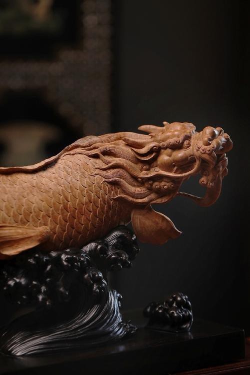 給我一些龍魚雕刻的圖片欣賞