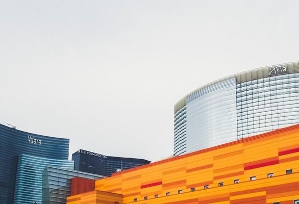 大型魚缸定制廠家電話：亞克力魚缸定制廠家直銷電話號碼及優(yōu)缺點分析