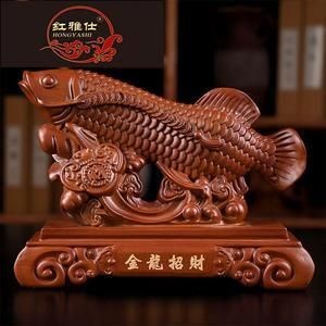 木雕金龍魚擺件應(yīng)該怎么擺放好看：木雕金龍魚擺件的擺放位置是剛進門的地方，進門招財進寶