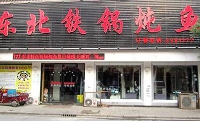 茶水能養龍魚嗎視頻：茶水養魚有奇效不服親自實驗:普洱茶養魚有奇效