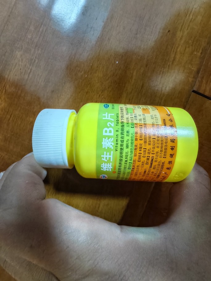 維生素配方及注意事項。 1、每次換水加一次，礦泉水瓶子為例加1/2。 2、100片維B2 3、100片C 4、兩包益生菌。 5、啤酒一杯。 6、魚缸水加滿。