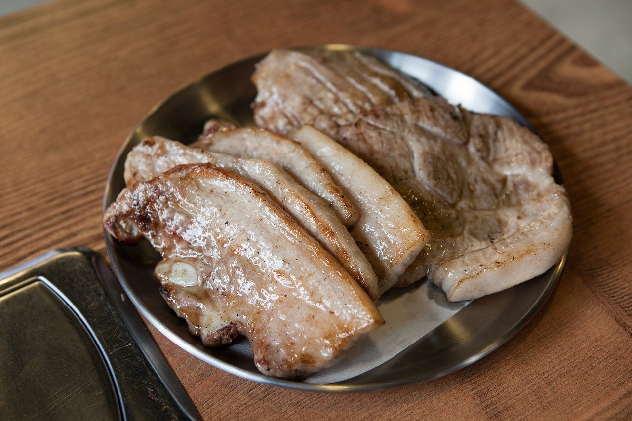 銀龍魚(yú)眼睛白了怎么回事兒（銀龍魚(yú)眼睛發(fā)白是怎么回事）