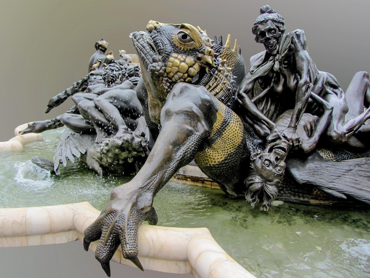 雕刻龍魚圖案