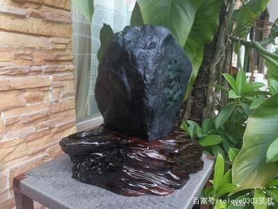 翡翠原石放魚缸里有什么作用？：翡翠原石放入魚缸里有什么作用？