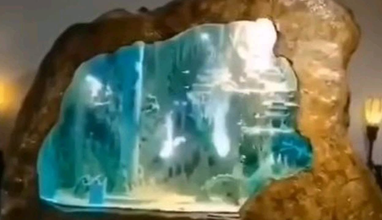 翡翠原石放魚缸里有什么作用？：翡翠原石放入魚缸里有什么作用？