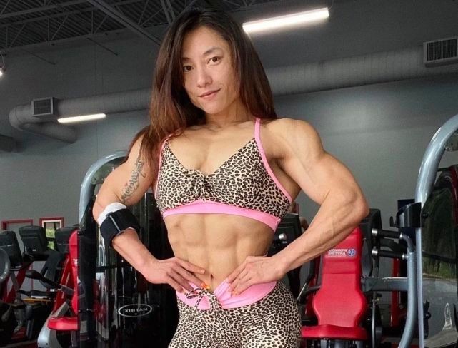 首屆長城杯女子健美比賽的冠軍是誰？