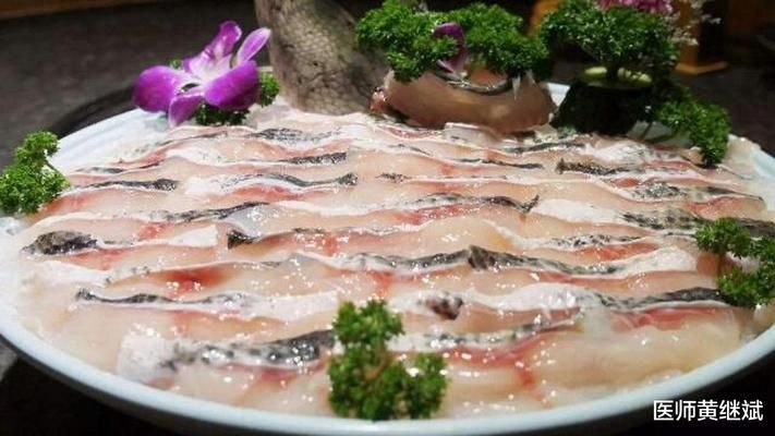 黑火龍魚吃什么：黑火龍魚吃什么，