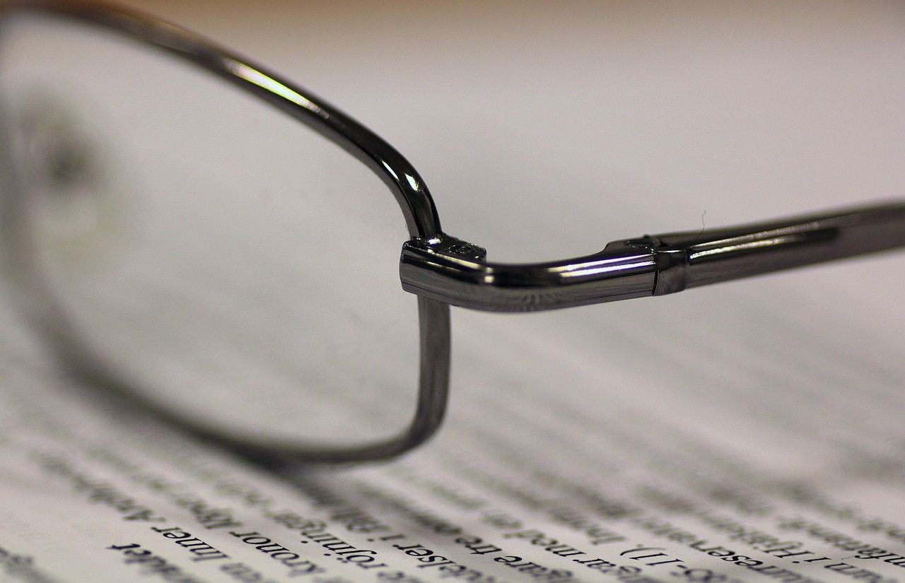 眼睛上有一層渾濁的膜