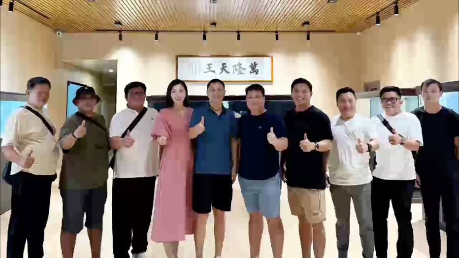 > ?? **跨越山海，相聚中國????！**
> 熱烈歡迎印尼????遠道而來的好友 ??
> 久別重逢的喜悅，暢聊合作的藍圖。
> 篤定未來，價值共振**??
歡迎我們的老朋友Sam
歡迎印尼88老板
歡迎印尼龍魚協會前任會長和現會長
歡迎每一位遠道而來的朋友??
 #萬隆天王紅龍 #龍魚 #觀賞魚 #紅龍