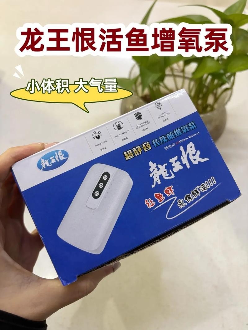 龍魚浮水面游來游去
