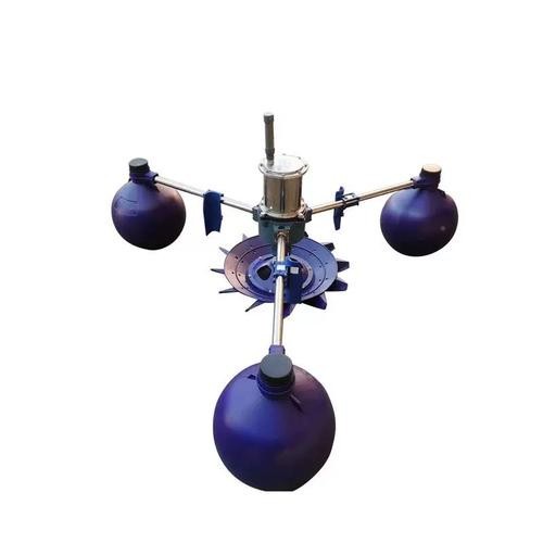 龍魚浮水面游來游去