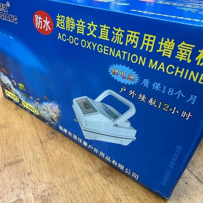 龍魚浮水面游來游去
