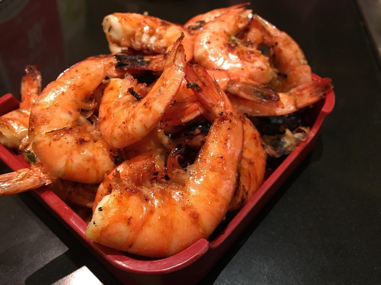紅龍魚吃蝦好還是吃飼料好一點（紅龍魚吃蝦好還是吃飼料好一點呢）