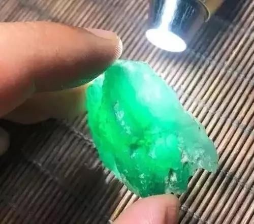 翡翠可以放入魚缸里嗎：翡翠原石放在魚缸里是否可以放在魚缸中，不建議放在魚缸中