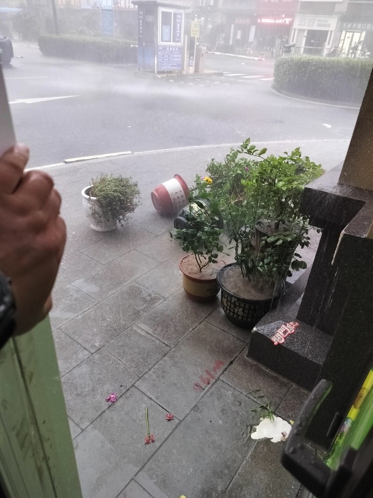 濟(jì)南昨日狂風(fēng)暴雨