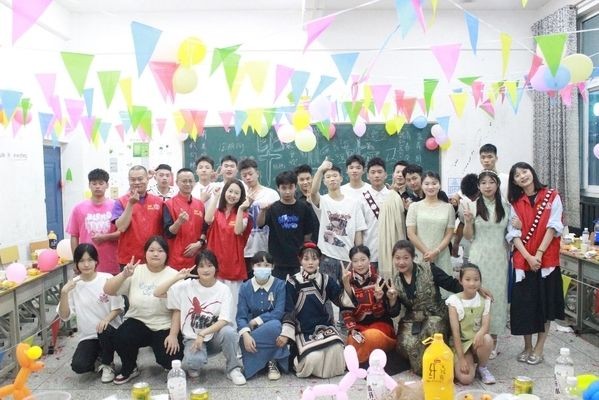 成都金龍魚班（成都金龍魚班學生就業(yè)前景如何）