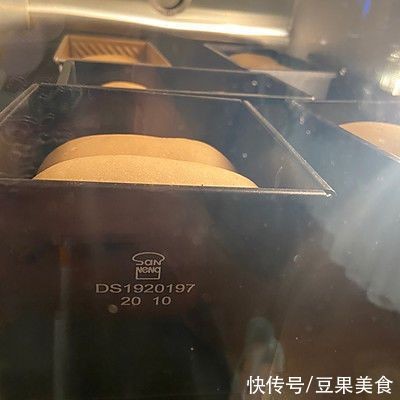 養(yǎng)金龍魚(yú)的最佳溫度和濕度：養(yǎng)金龍魚(yú)的最佳溫度應(yīng)該控制在24-29℃之間