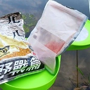 釣龍魚的餌料選擇應根據實際情況和個人喜好來決定：釣龍魚的餌料選擇應根據實踐中找到最適合的釣魚策略