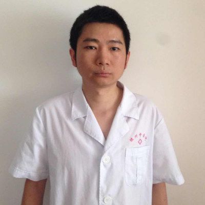 紅龍魚顏色突然變白了：紅龍魚顏色突然變白可能有以下幾個原因導致紅龍魚顏色變白