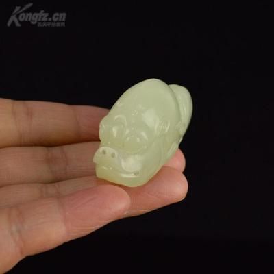 和田玉雕刻龍魚的寓意是什么？：和田玉雕刻龍魚是一件非常有寓意的藝術品，寓意著<strong><mark>富裕</mark></strong>和幸運