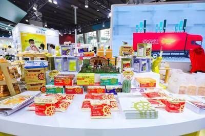 金龍魚寶寶在嘴巴里：金龍魚總在魚缸里張嘴巴怎么回事