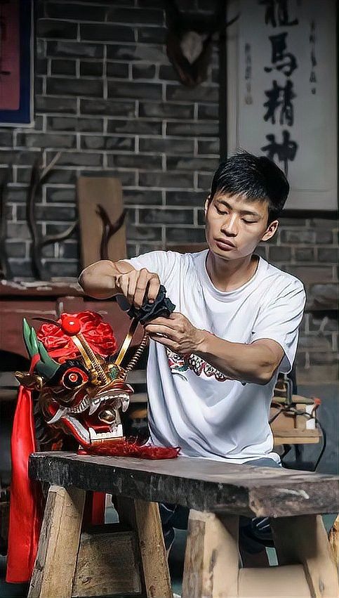 有哪些著名的木雕龍頭藝術家？