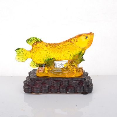金龍魚擺件的意義和象征：養金龍魚或擺放金龍魚擺件寓意著吉祥富足