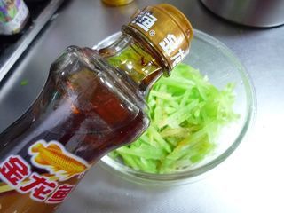 金龍魚換水需要加鹽嗎（如何判斷金龍魚是否缺鹽，金龍魚日常護理要點）