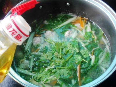 金龍魚換水需要加鹽嗎（如何判斷金龍魚是否缺鹽，金龍魚日常護理要點）