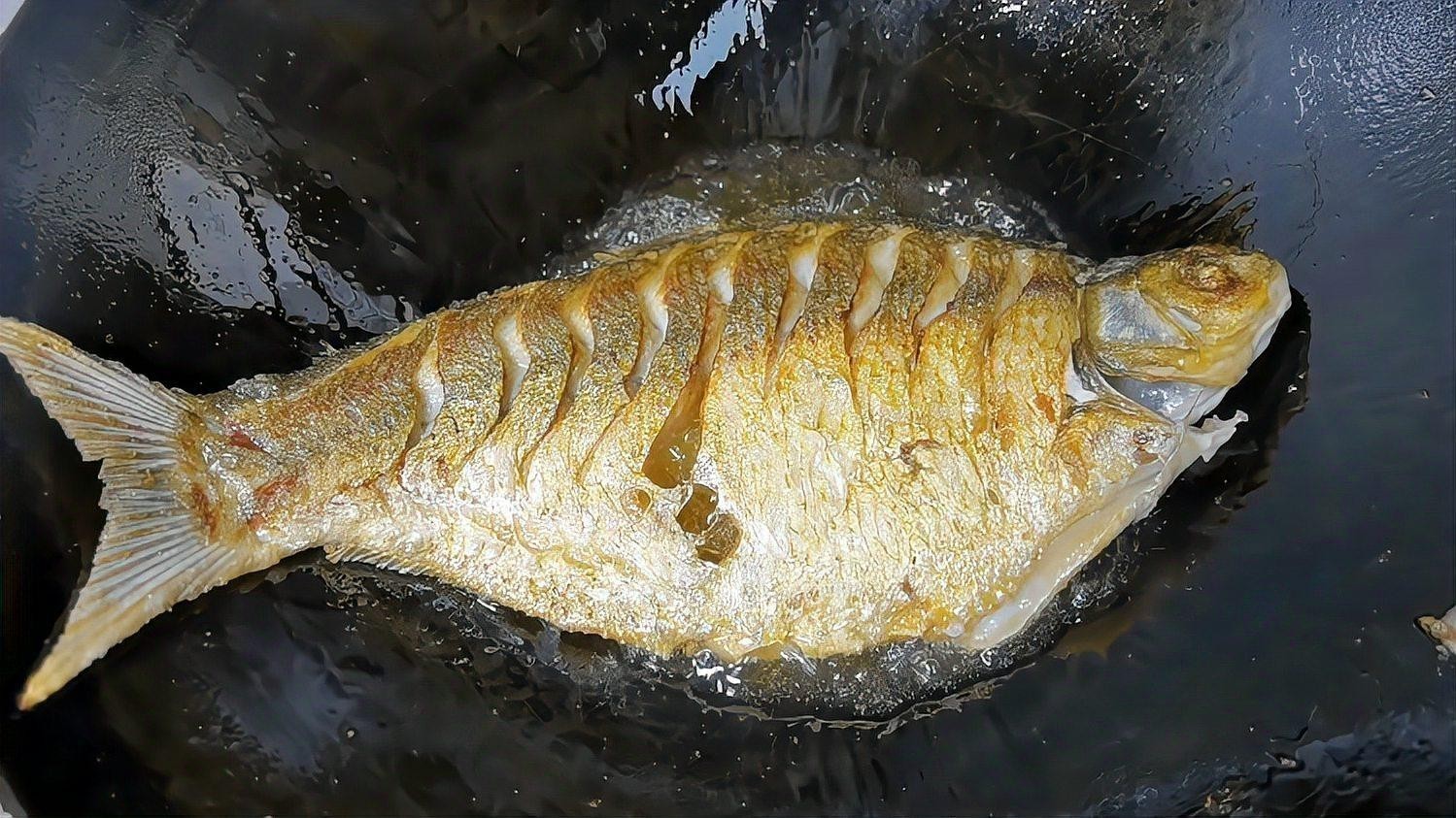 香煎紅龍魚時如何保持魚皮完整？