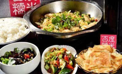 大豐收的龍魚是該餐廳的特色菜品之一：大豐收的龍魚是一款結合了美味、營養和獨特烹飪技術的特色菜品