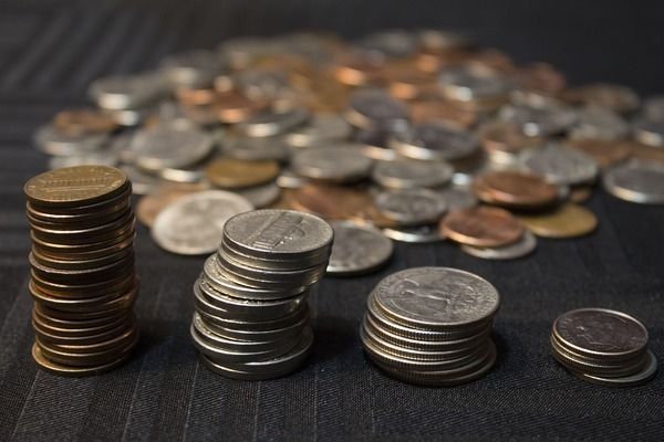 金龍魚銷售數(shù)據(jù)圖（金龍魚2018上半年?duì)I業(yè)總收入1094.78億元，同比下降7.78%）