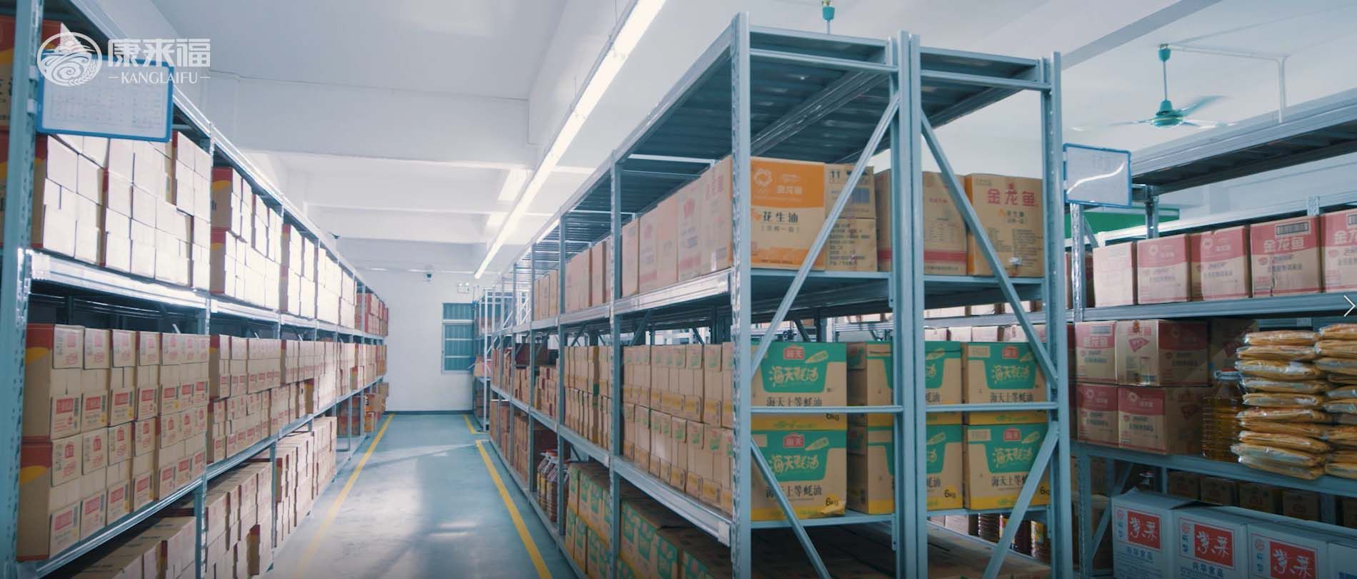 金龍魚養殖基地的建設和運營需要一系列的設備來確保養殖的順利進行和產品的安全優質：金龍魚養殖基地所需的主要設備