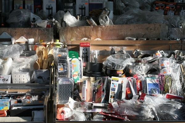 紅龍魚喂飼料好還是喂蝦好呢（紅龍魚喂飼料好還是喂蝦好呢視頻）