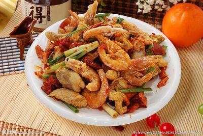 龍魚可以喂食海蝦的，但需要注意的是不要喂食過多，并且需要注意：龍魚可以吃海蝦嗎