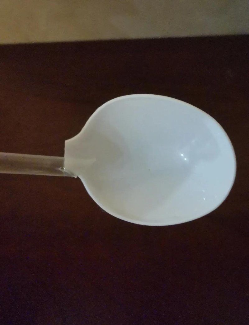 如何訓(xùn)練六角恐龍從鑷子取食？
