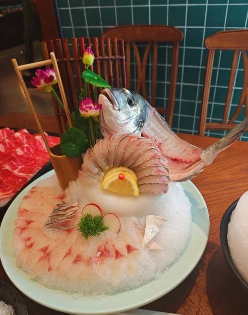 鱘龍魚生魚片