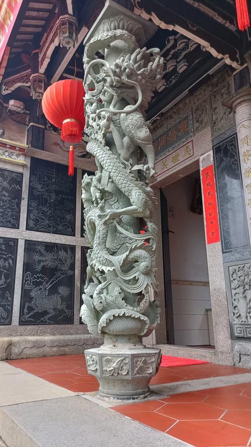 能提供一些龍柱雕刻的圖片嗎？