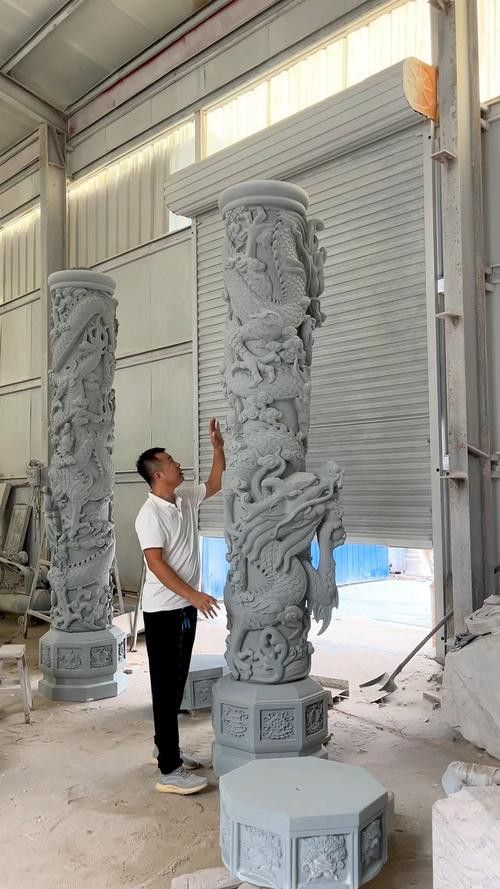 能提供一些龍柱雕刻的圖片嗎？