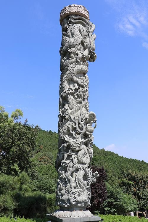 能提供一些龍柱雕刻的圖片嗎？