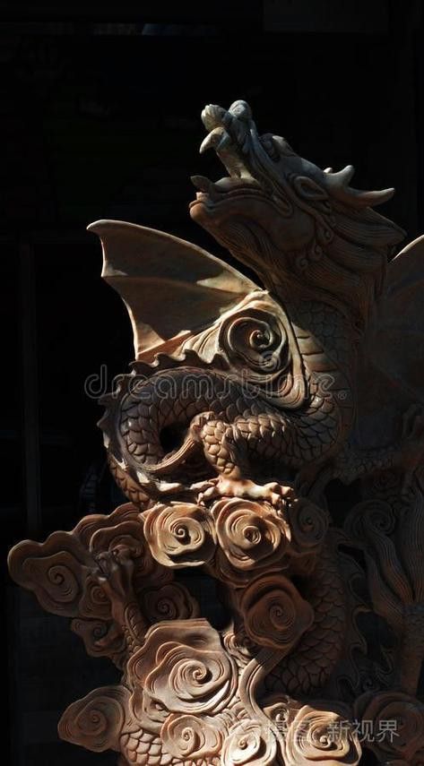 給我一些關(guān)于黑色龍的藝術(shù)作品