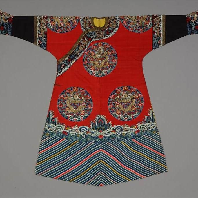 紅龍旗傳統服飾的材質有哪些？