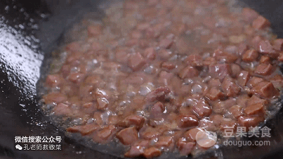 金龍魚(yú)吃牛肉嗎：金龍魚(yú)可以吃牛肉,喂食注意事項(xiàng),1.龍魚(yú)可以吃牛肉嗎