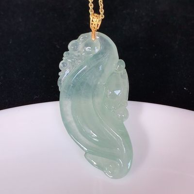 女生能帶龍魚吊墜嗎：女生可以佩戴龍魚吊墜的男性飾品在現(xiàn)代社會(huì)中已經(jīng)被越來越多