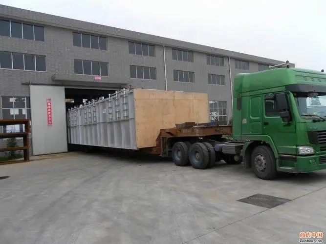 黑白皇冠虹魚能把龍魚毒刺能把龍魚炸了嗎（黑白皇冠虹魚和龍魚混養的注意事項）