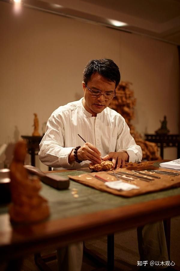 有哪些著名的金龍魚木雕大師？