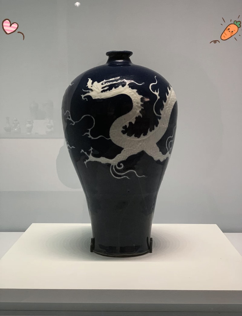 藍底金龍紋在瓷器上如何表現？