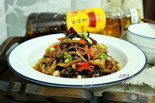 金龍魚不金是什么原因：養魚學堂:金龍魚不金是怎么回事?