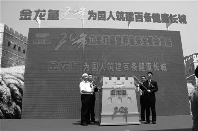 紅龍魚喂什么魚飼料好養活（紅龍魚喂什么魚飼料好養活一點）