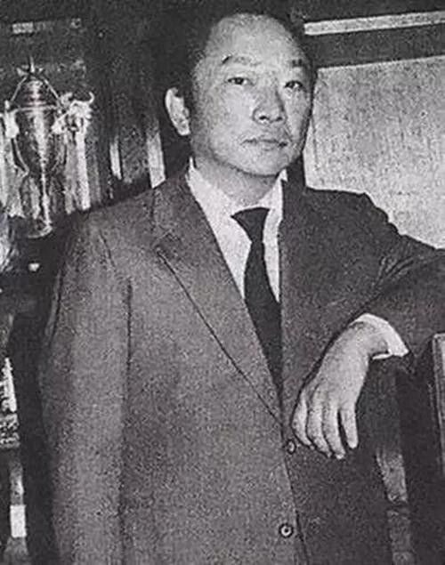 能提供更多古龍罕見老照片嗎？